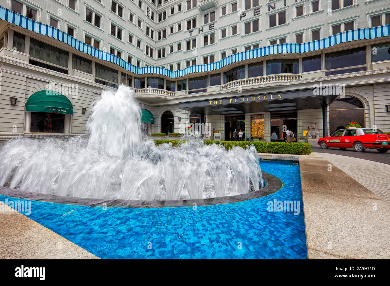 Water fountain in front of The Peninsula Hong Kong hotel. Kowloon, Hong Kong, China Stock Photo