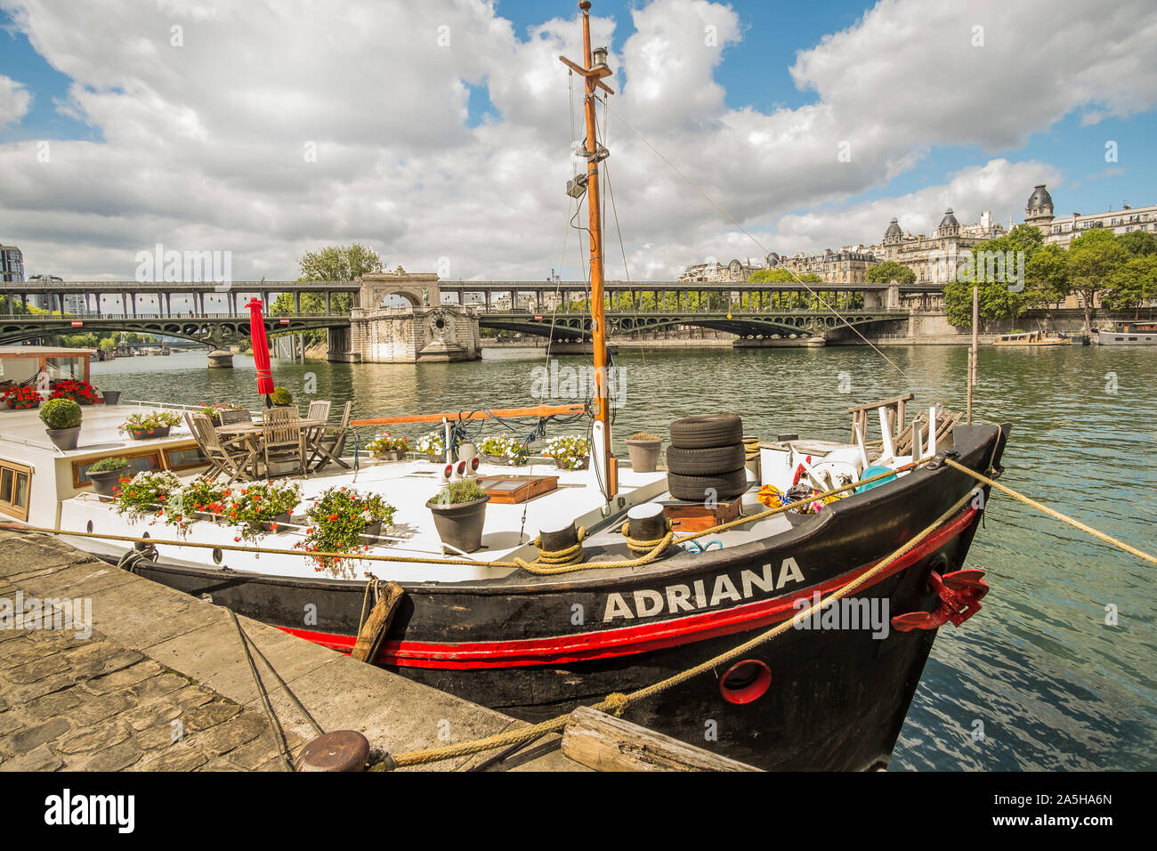 adriana, houseboat on river seine with bir-hakeim bridge in background Stock Photo