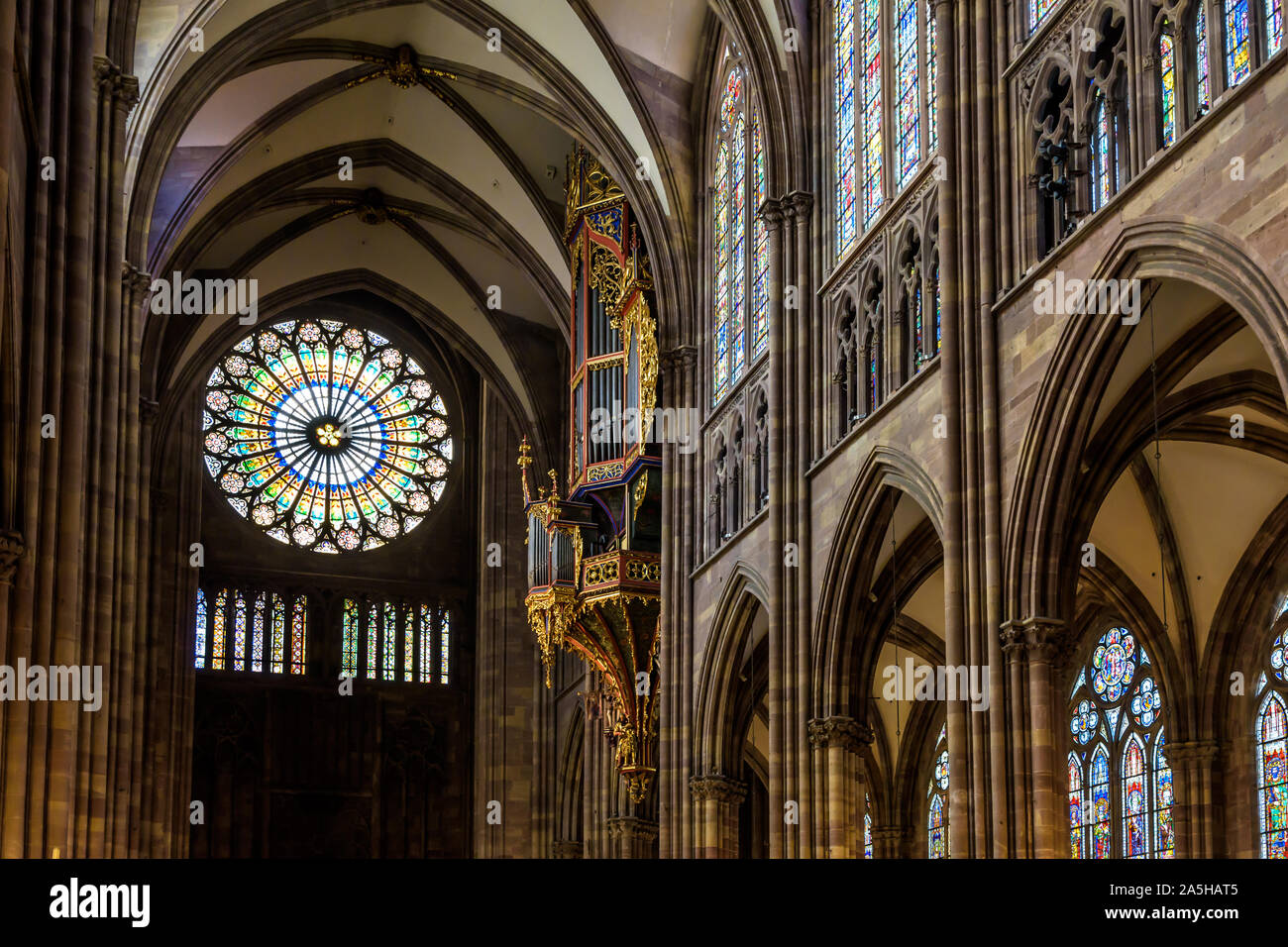 The nave and rose window of Notre-Dame cathedral in Strasbourg, France,  illuminated by sunlight with the suspended pipe organ on the right Stock  Photo - Alamy