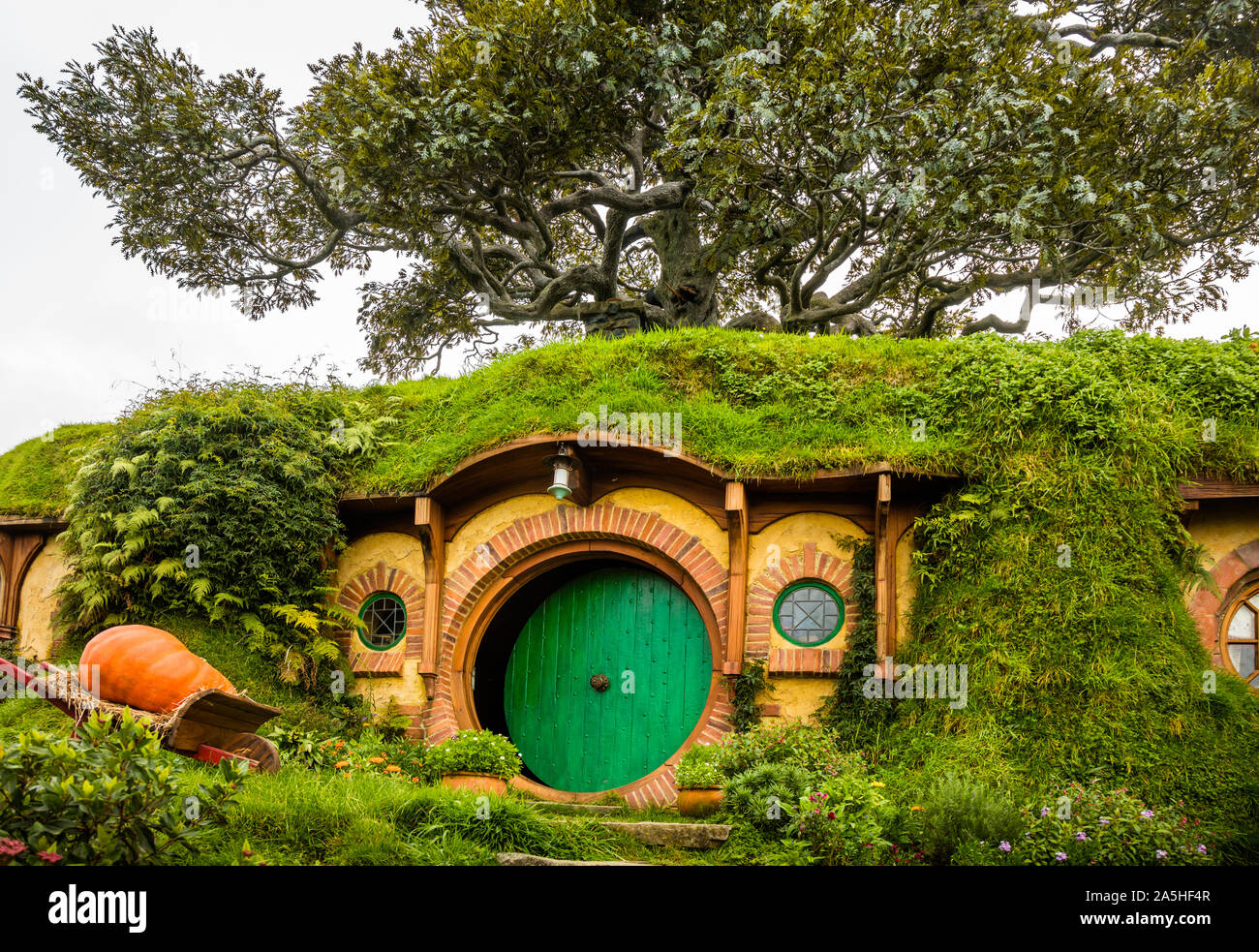 Bag End, Bilbo's home, in the Hobbiton Movie Set in Waikato, New Zealand Stock Photo