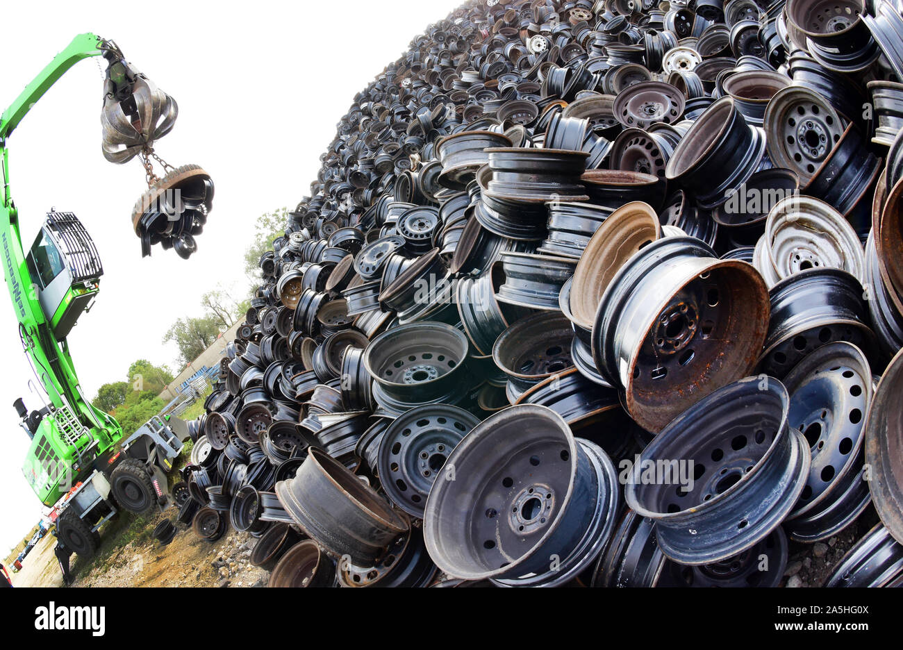 Car rims for recycling hi-res stock photography and images - Alamy
