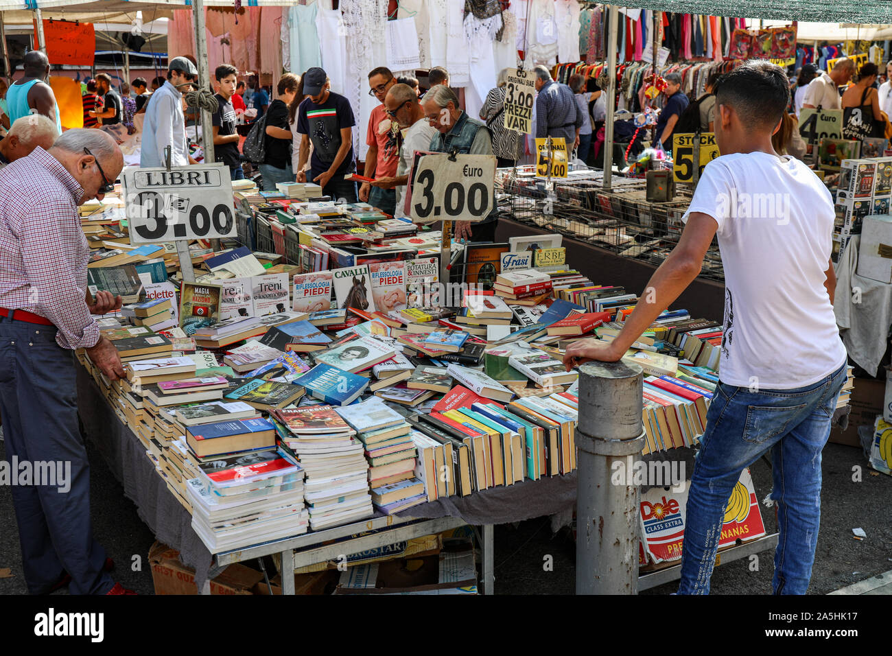 Books for sale in Mercato di Porta Portese in Rome, Italy Stock Photo