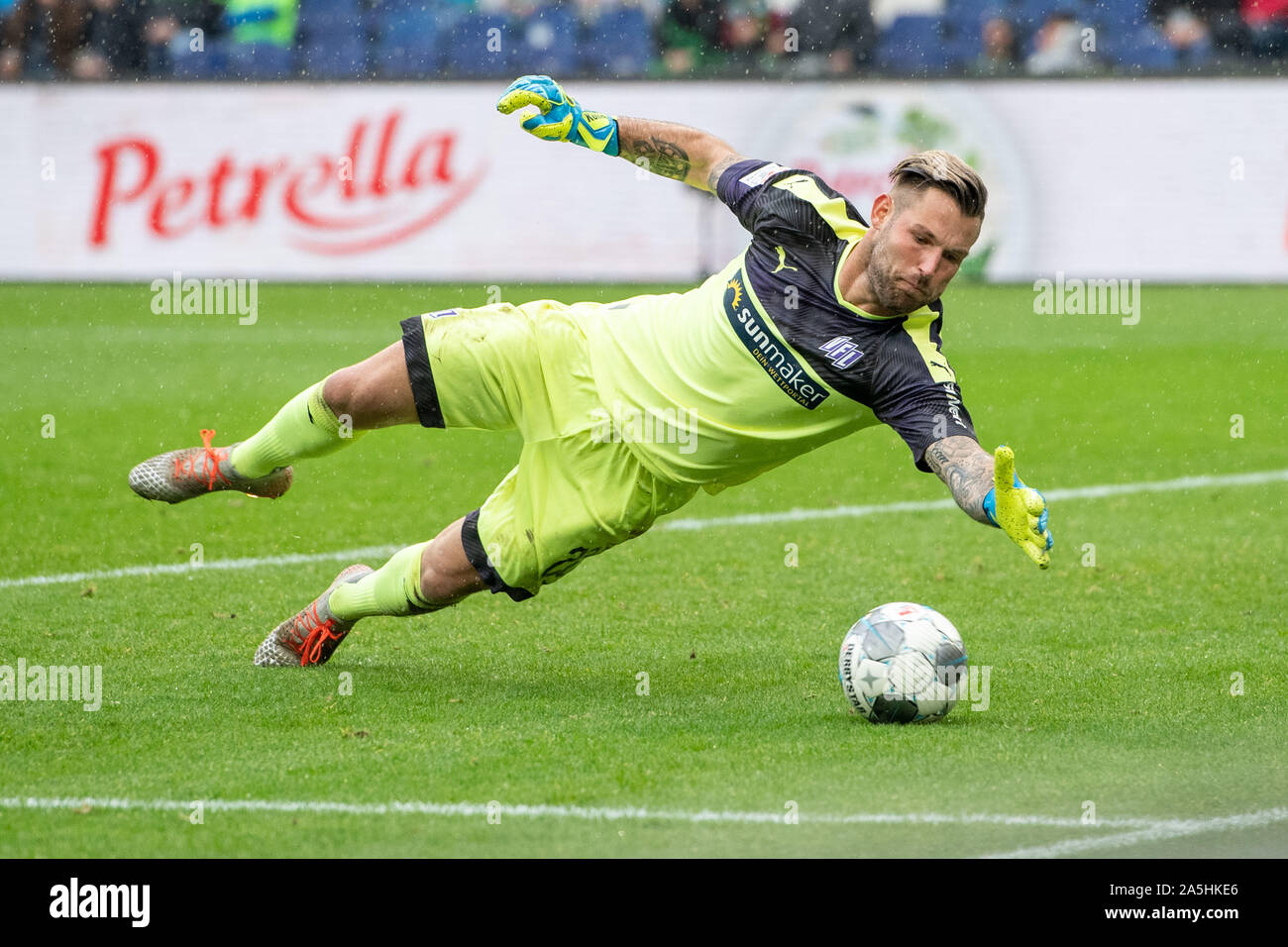 goalkeeper Philipp KUEHN (K? hn, OS) grabs the ball, holds, hvsslt, with ball, single action with ball, action, full figure, landscape, soccer 2. Bundesliga, 10.matchday, Hanover 96 (H) - VfL Osnabrueck (OS) 0: 0 on 20.10.2019 in Hannover/Germany. ¬ | usage worldwide Stock Photo