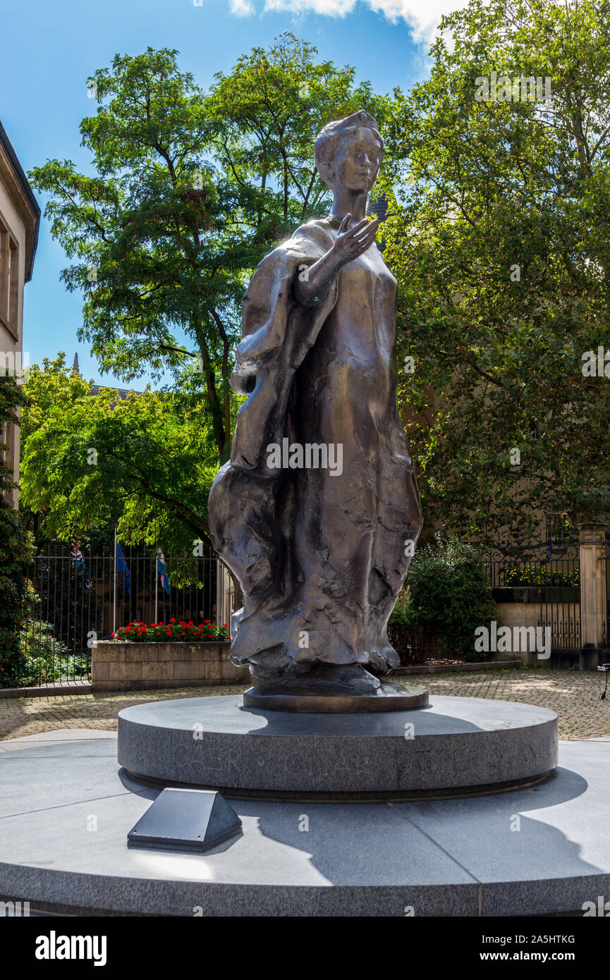 Bronze statue of Grand Duchess Charlotte (1896-1985), by Jean Cardot, 1990, Place de Clairefontaine, Luxembourg city, Grand Duchy of Luxembourg Stock Photo