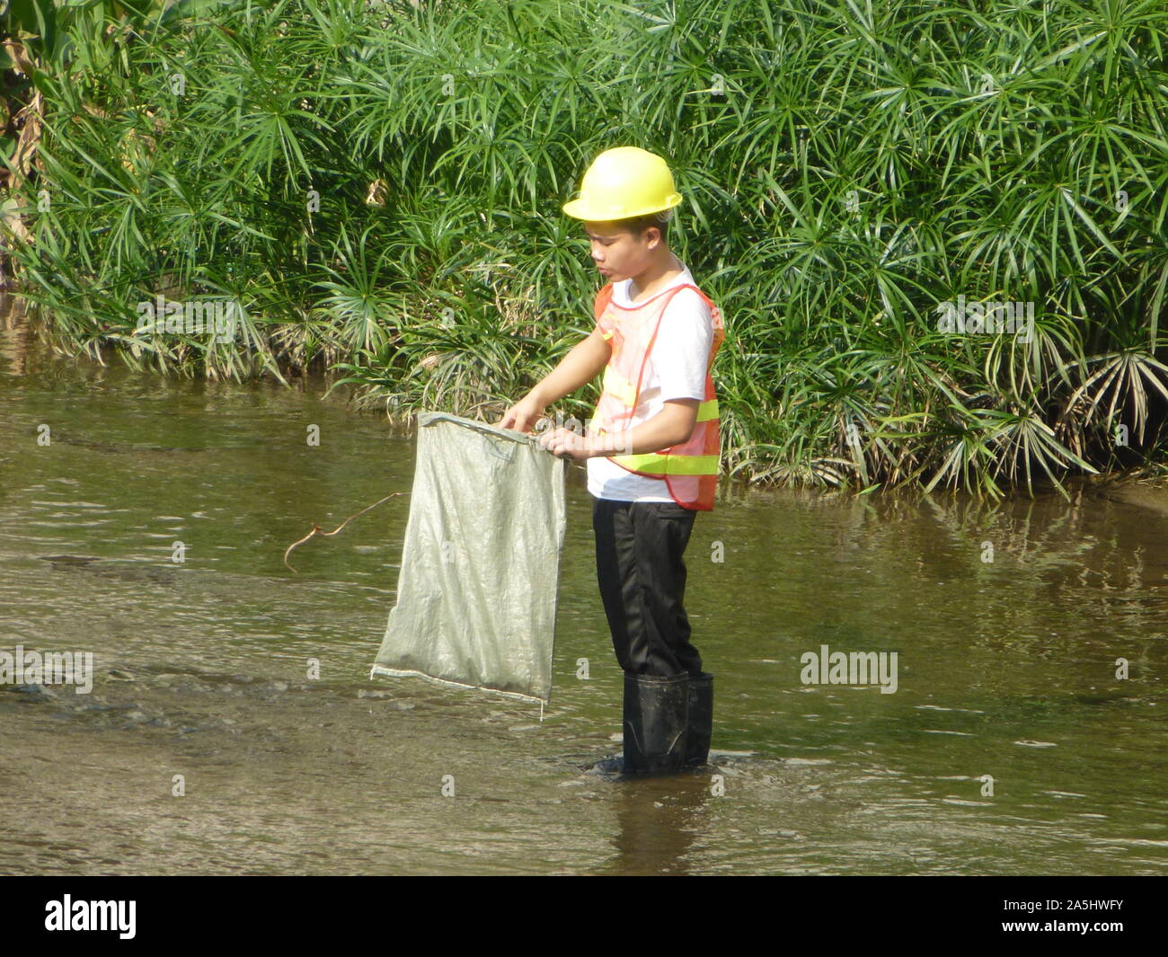 Sanitation workers clean up rubbish in rivers, in Xixiang River ...