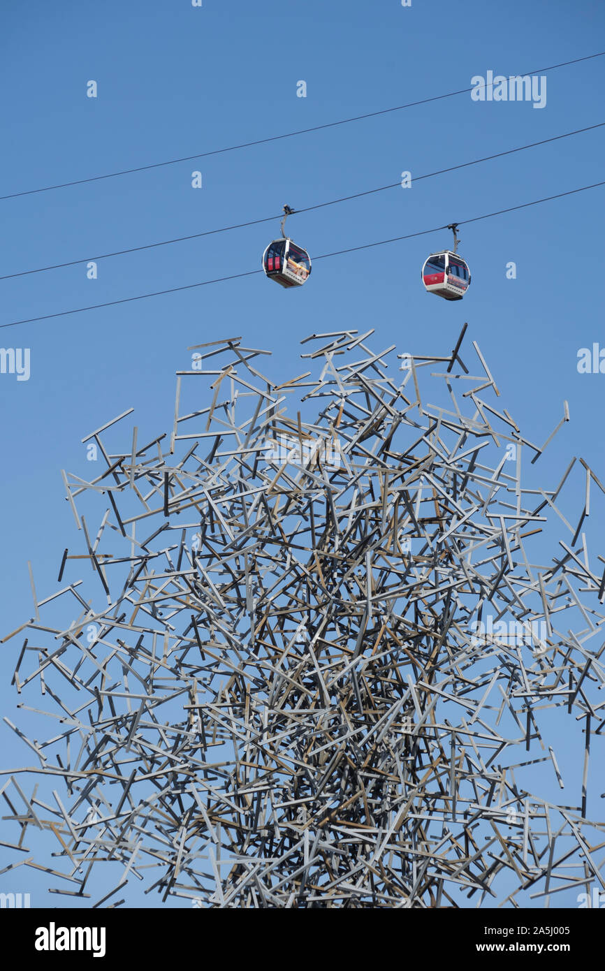 Emirates Air Line cable car near the Millennium Dome and O2 Arena in ...