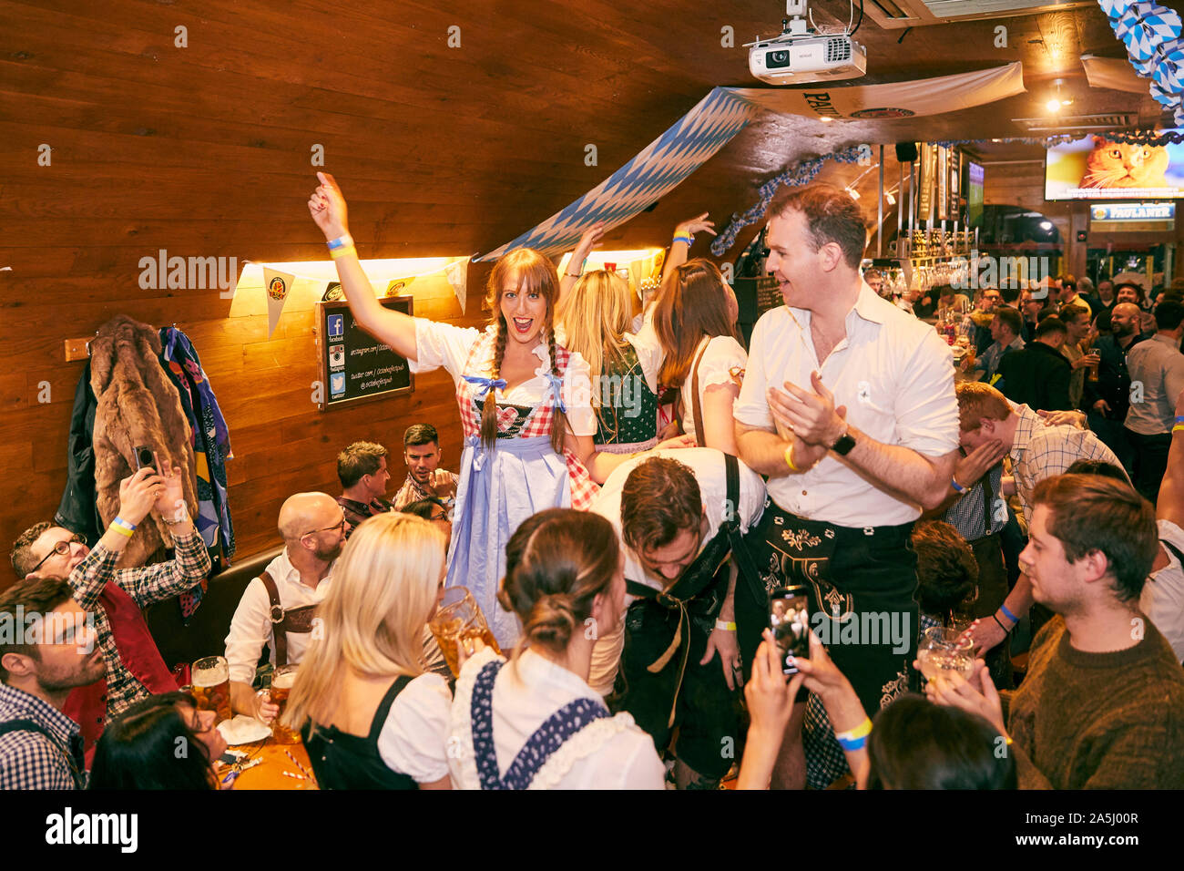 19/10/2019 - On the so-called 'Super Saturday/Super Saturday' all over Europe watched tense after London. A possible decision regarding the current Brexit Treaty in the English parliament was expected. At this very evening, the London 'Oktoberfest Pub' celebrates with joy. Many Germans, but of course especially English drink German beer from the typical 1-liter mass (narrow stone), wear costumes and eat South German cuisine. As at the Oktoberfest stop, only that sometimes a black London taxi or a red bus at the window passes. | usage worldwide Stock Photo