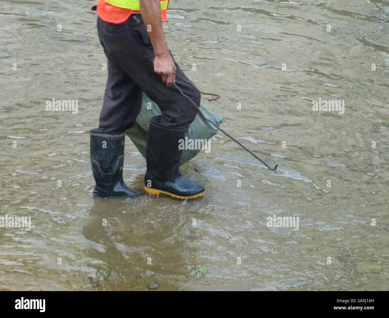 Sanitation workers clean up rubbish in rivers, in Xixiang River ...