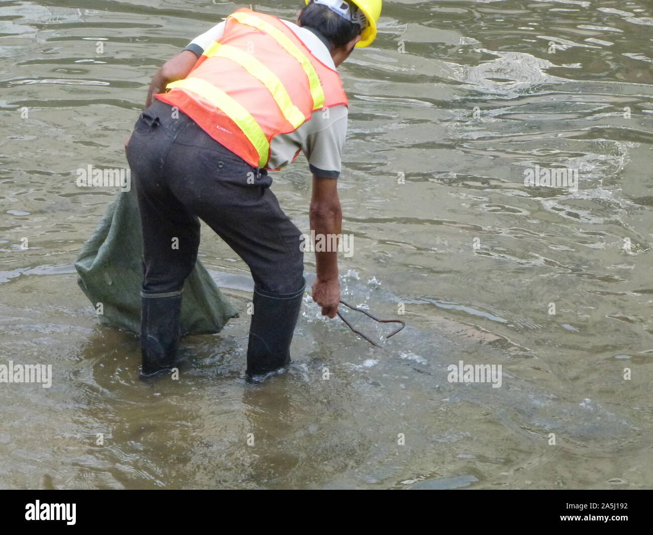 Sanitation workers clean up rubbish in rivers, in Xixiang River ...