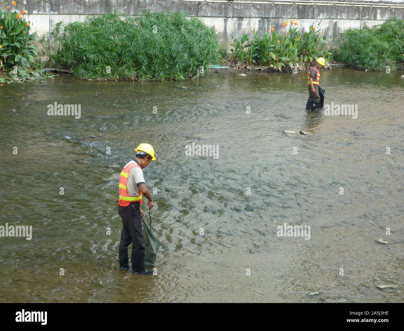 Sanitation workers clean up rubbish in rivers, in Xixiang River ...