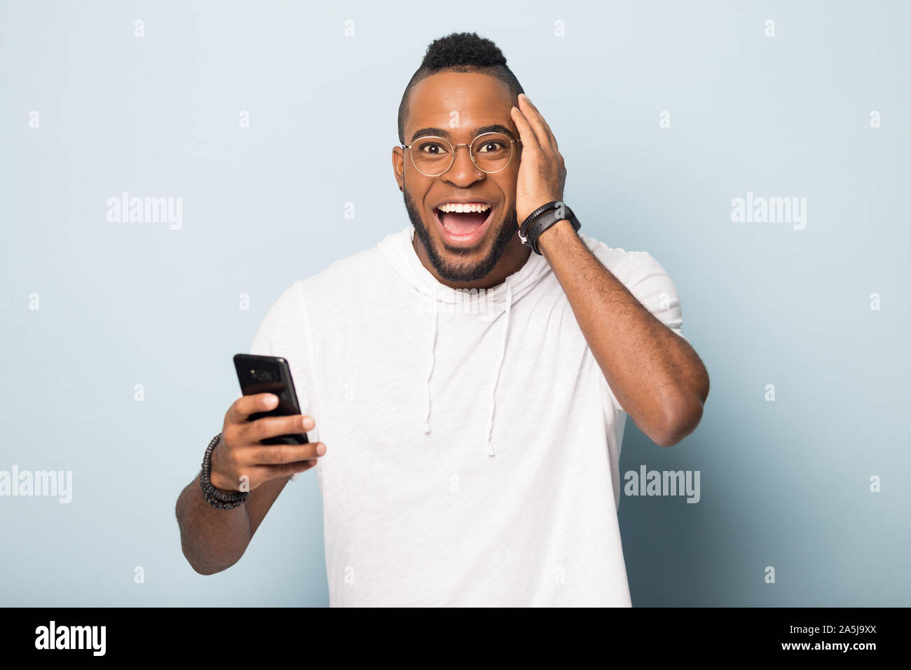 Stunned african american man hi-res stock photography and images - Alamy