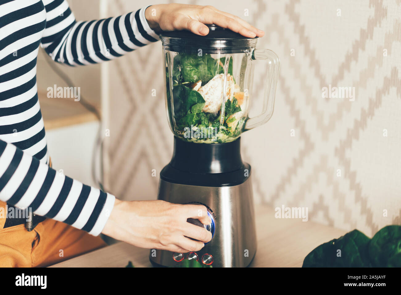 Immersion blender hi-res stock photography and images - Alamy