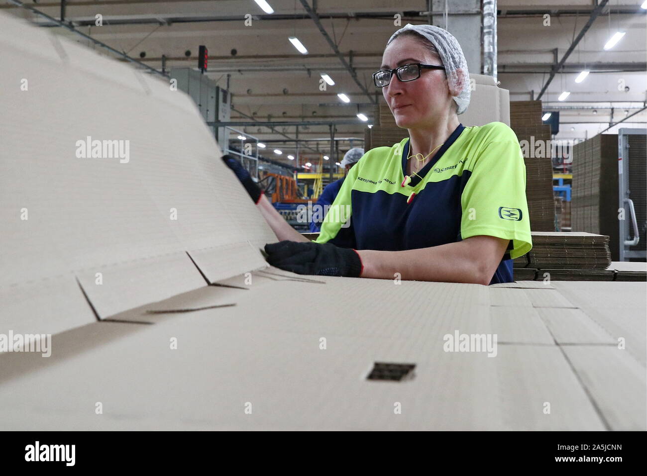 Moscow, Russia. 21st Oct, 2019. MOSCOW, RUSSIA - OCTOBER 21, 2019: An  employee at the Smurfit Kappa