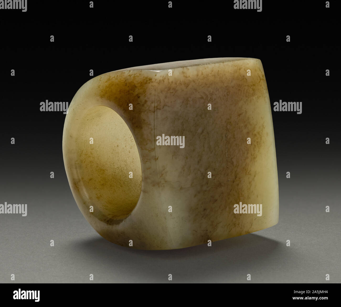 https://clevelandart.org/art/Thumb Ring, 1736-95. China, Qing dynasty (1644-1911), Qianlong reign (1736-1795). Jade.jpg - 2A5JMH4 Stock Photo