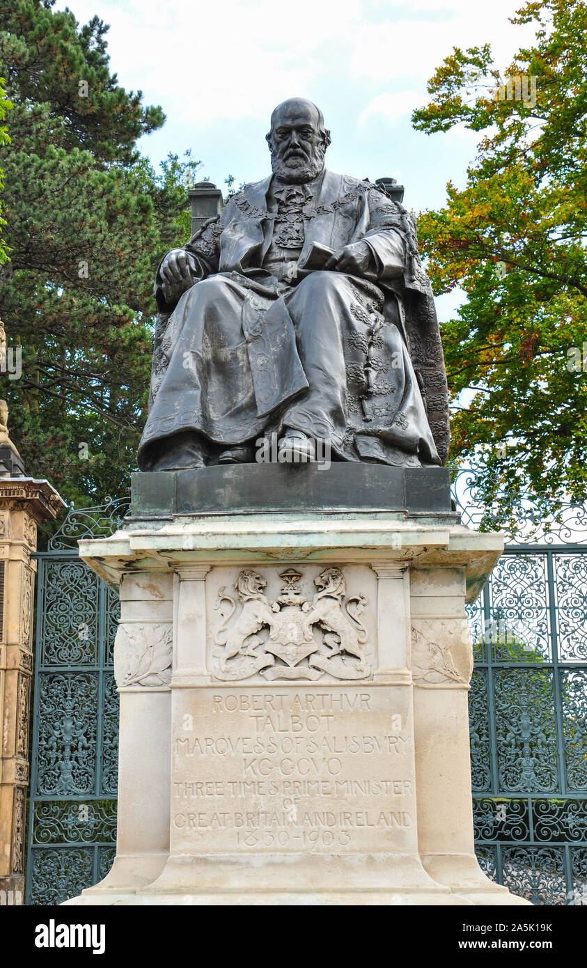 Statue of the Third Marquess of Salisbury, Great North Road, Hatfield, Hertfordshire, England, UK Stock Photo