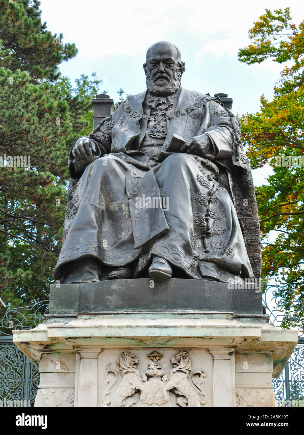 Statue of the Third Marquess of Salisbury, Great North Road, Hatfield, Hertfordshire, England, UK Stock Photo