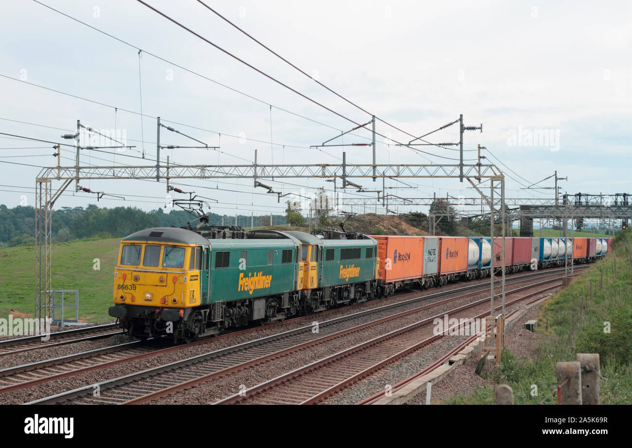 A pair of class 86 electric locomotives numbers 86639 and 86621 working a freightliner at Old Linslade on the 6th September 2010. Stock Photo