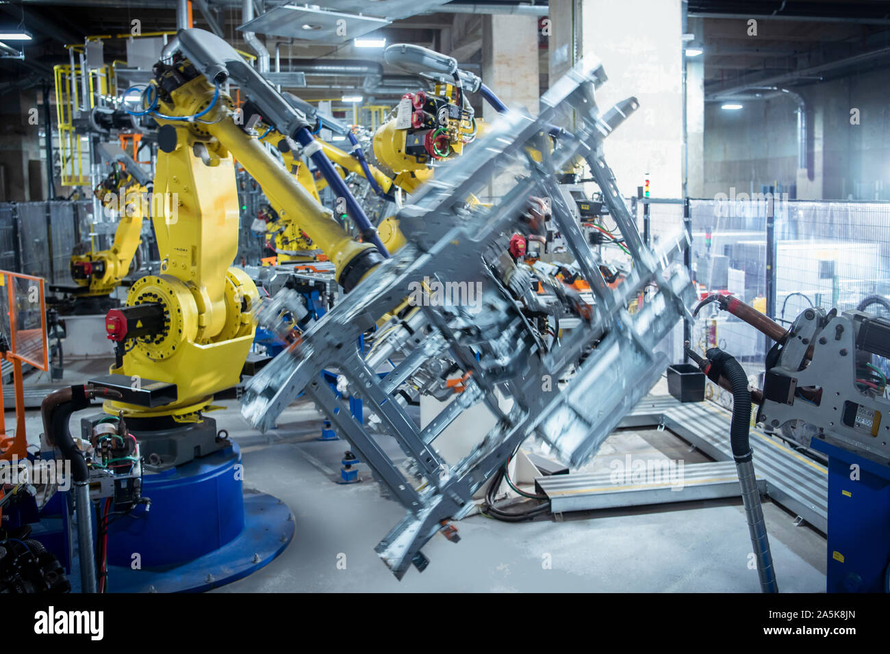 Robots building cars hires stock photography and images Alamy
