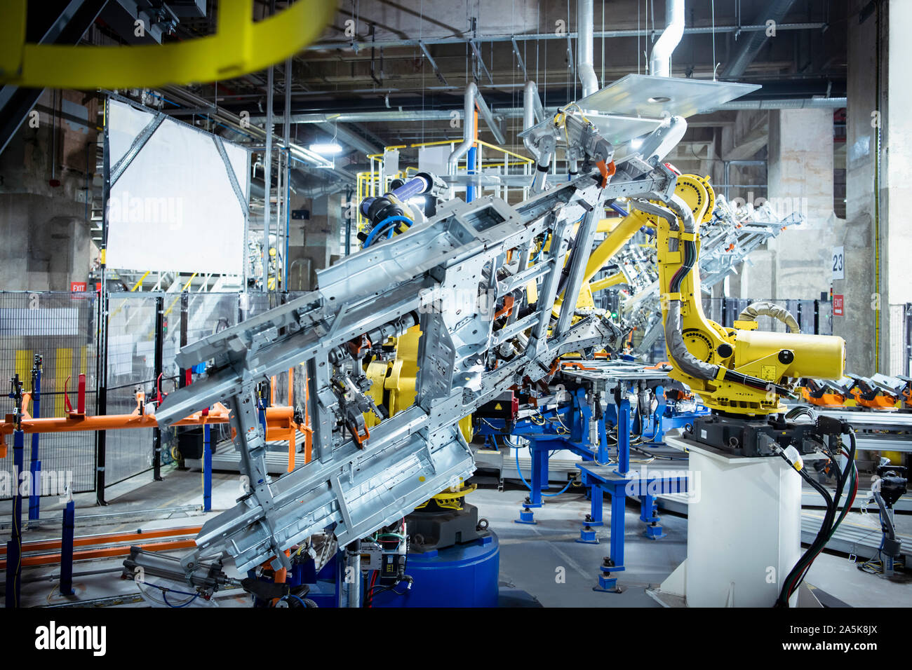 Robots building cars hires stock photography and images Alamy