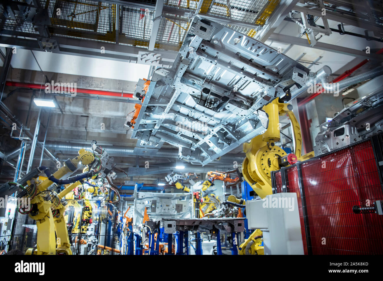 Robots building cars hires stock photography and images Alamy