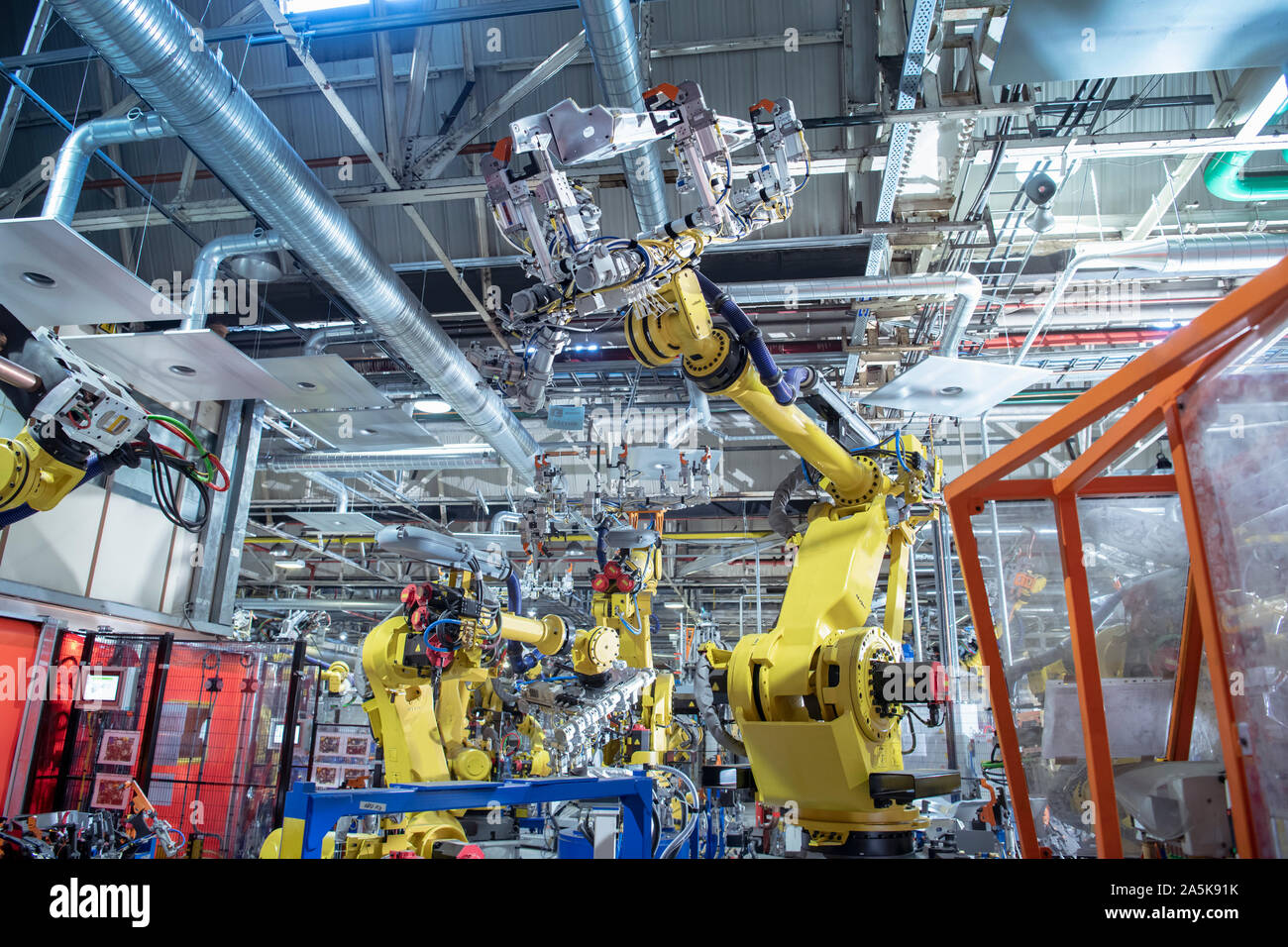 Robots building cars hires stock photography and images Alamy