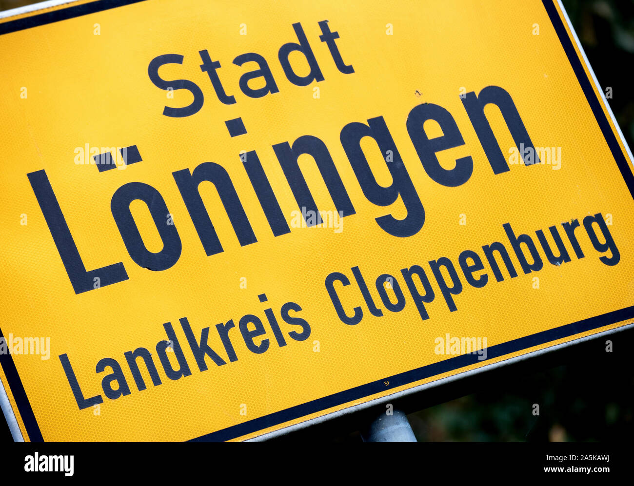 14 October 2019, Lower Saxony, Löningen: The town sign of the town Löningen in the district Cloppenburg at the entrance of the town. Photo: Hauke-Christian Dittrich/dpa Stock Photo
