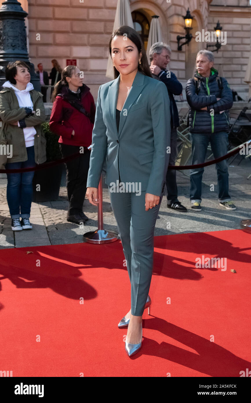 18 October 2019, Hessen, Frankfurt/Main: Aline Abboud is about to be awarded the Hessian Film and Cinema Prize 2019 on the Red Carpet at the Alte Oper. Photo: Silas Stein/dpa Stock Photo
