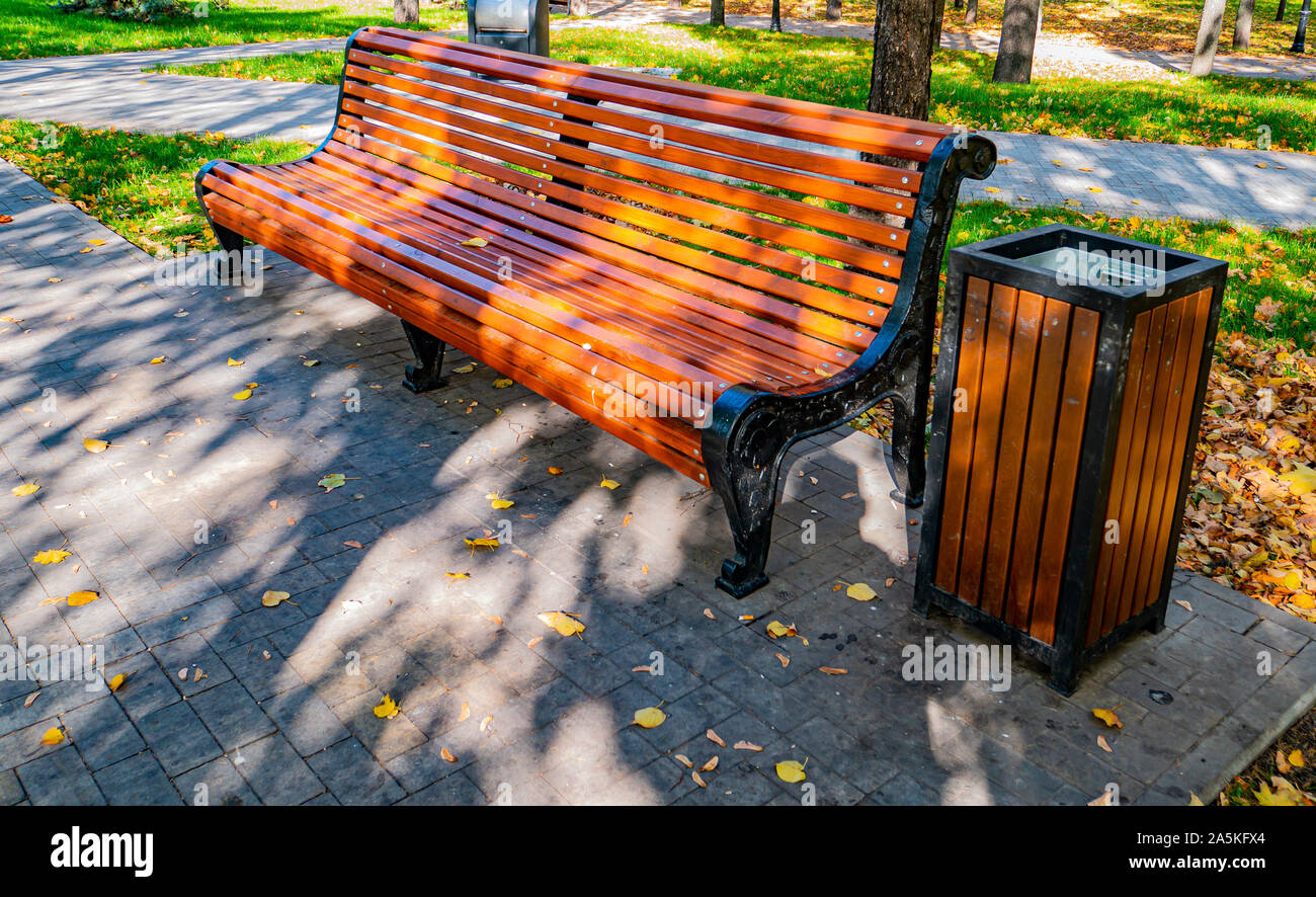 Wooden bench in a public park. Recreation Stock Photo - Alamy