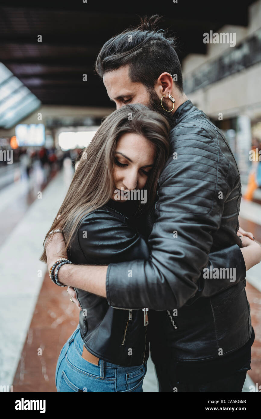 Station couple hugging hi-res stock photography and images - Alamy