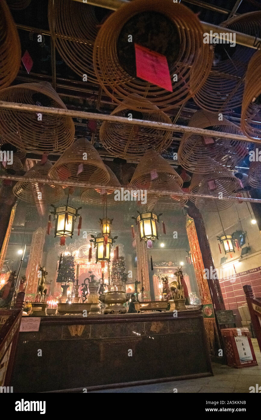 Chinese taoist temple altar gods hi-res stock photography and images ...