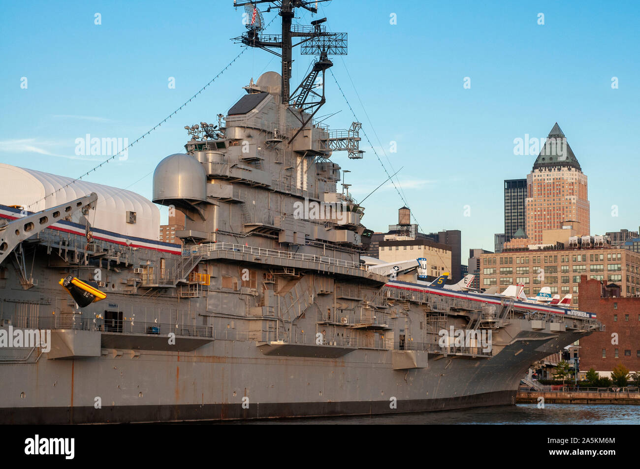 Essex class aircraft carrier hi-res stock photography and images - Alamy