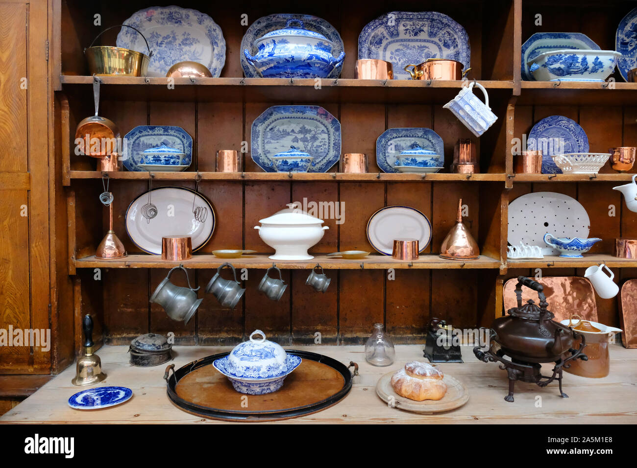 A nineteenth century kitchen welsh dresser complete with willow pattern plates - John Gollop Stock Photo