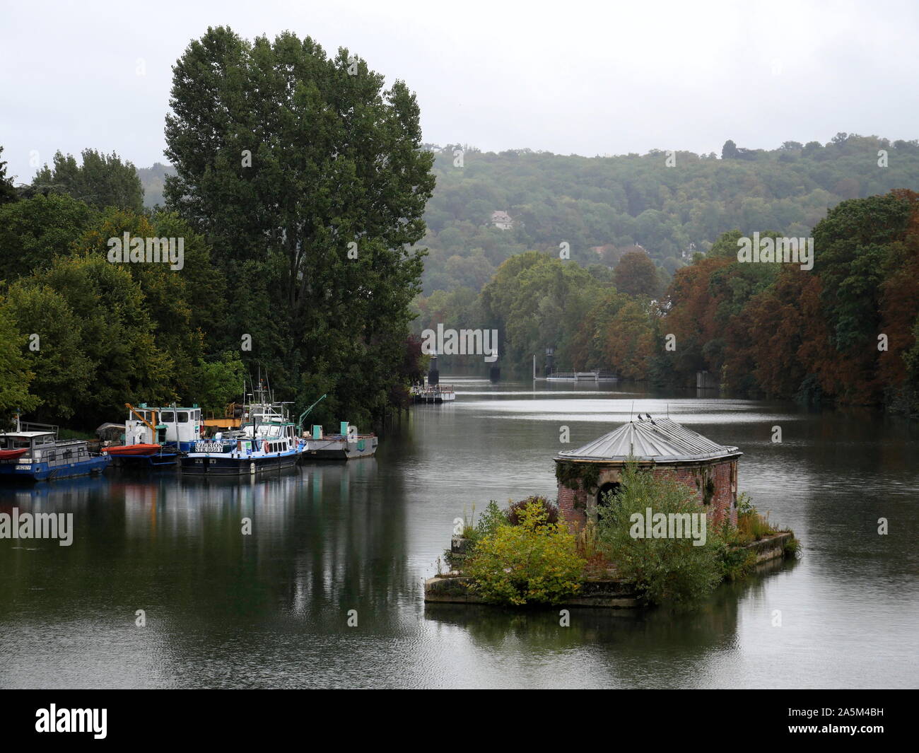 AJAXNETPHOTO. 2019. BOUGIVAL, FRANCE. - MACHINE DE MARLY - REMAINS OF THE 1859 XAVIER DUFRAYER MACHINE DE MARLY PUMPHOUSE IN THE RIVER SEINE JUST UPSTREAM FROM THE BOUGIVAL LOCKS THAT PUMPED WATER UPHILL FEEDING THE GARDENS OF VERSAILLES, ADJACENT THE D113 BORDERING THE RIVER SEINE; LOCATIONS ONCE FREQUENTED BY 19TH CENTURY IMPRESSIONIST ARTISTS ALFRED SISLEY, CAMILLE PISSARRO, AUGUSTE RENOIR, CLAUDE MONET, FAUVIST MAURICE DE VLAMINCK AND MANY OTHERS.PHOTO:JONATHAN EASTLAND/AJAX REF:GX8 192609 576 Stock Photo