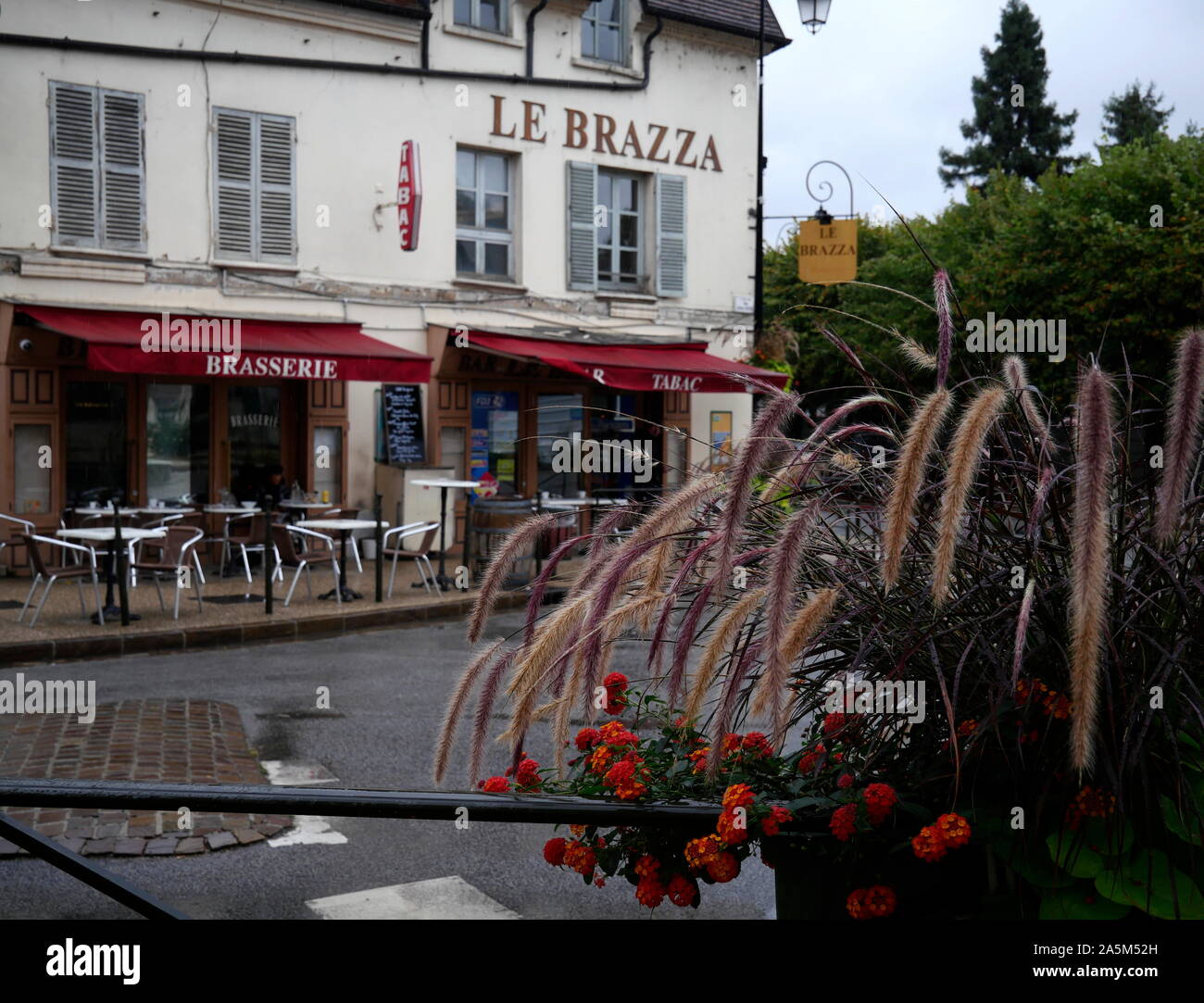 AJAXNETPHOTO. 2019. PORT MARLY, FRANCE. - CAFE FAMED BY ART - CAFE LE BRAZZA CLOSE TO THE RIVER SEINE, MADE FAMOUS BY THE IMPRESSIONIST ARTIST ALFRED SISLEY IN HIS 1876 PAINTING 'L'INONDATION A PORT MARLY'.PHOTO:JONATHAN EASTLAND REF:GX8_192609_568 Stock Photo