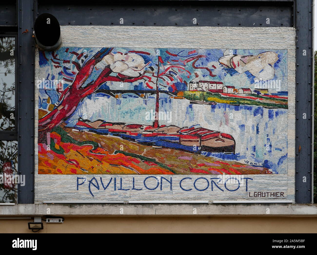 AJAXNETPHOTO. 2019. PORT MARLY, FRANCE. - PAVILLON COROT - MOSAIC TILE IMAGE BY L. GAUTHIER ENTITLED 'PAVILLON COROT' BASED ON ART WORK BY THE 19TH CENTURY FAUVIST ARTIST MAURICE DE VLAMINCK - PART OF VLAMINCK SIGNATURE CAN BE SEEN ON THE MOSAIC BOTTOM RIGHT OF THE IMAGE - DECORATES THE FRONT OF THE BUILDING AND IS IN FULL PUBLIC VIEW.PHOTO:JONATHAN EASTLAND/AJAX REF:GX8 192609 572 Stock Photo