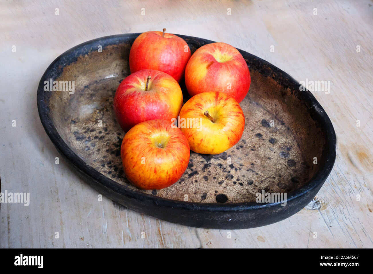 Five apples hi-res stock photography and images - Alamy