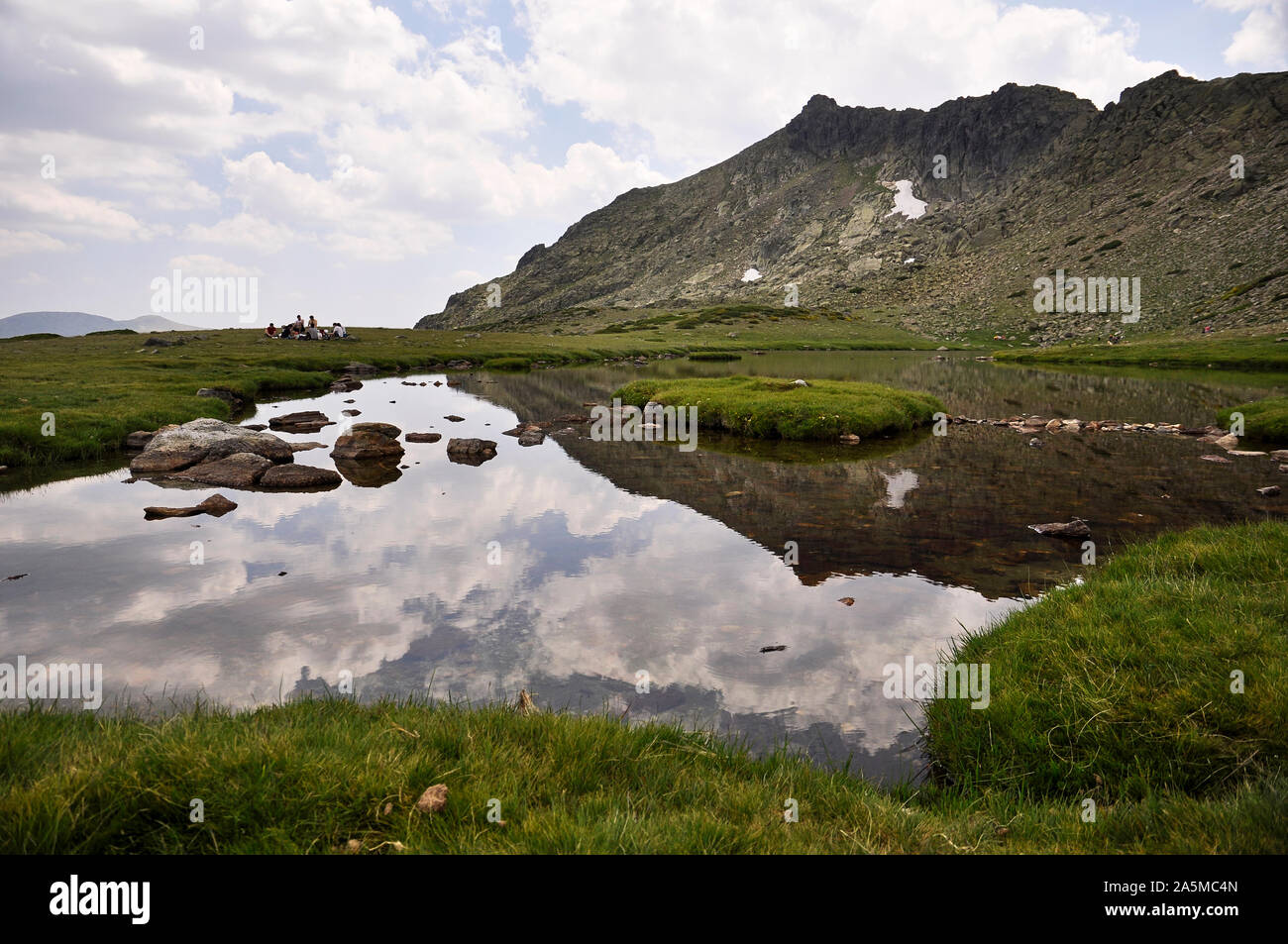 Parque natural de la cumbre circo y lagunas de penalara hi-res stock ...