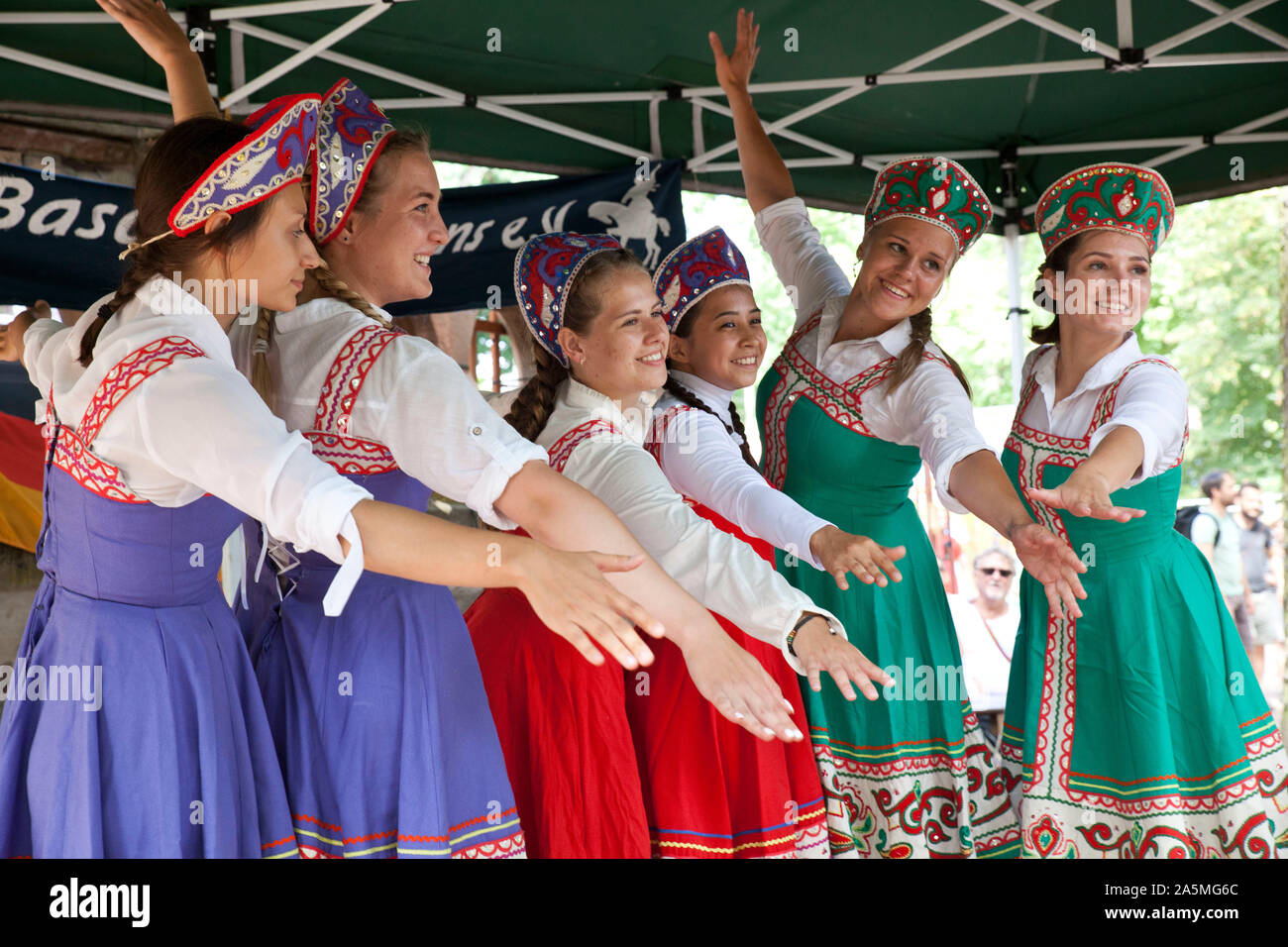 Auf dem jaehrlichen Sommerfest des Vereins ãFreunde BachkortostansÒ auf der Peissnitzinsel in Halle treffen sich russische Jugendliche aus der Partner Stock Photo