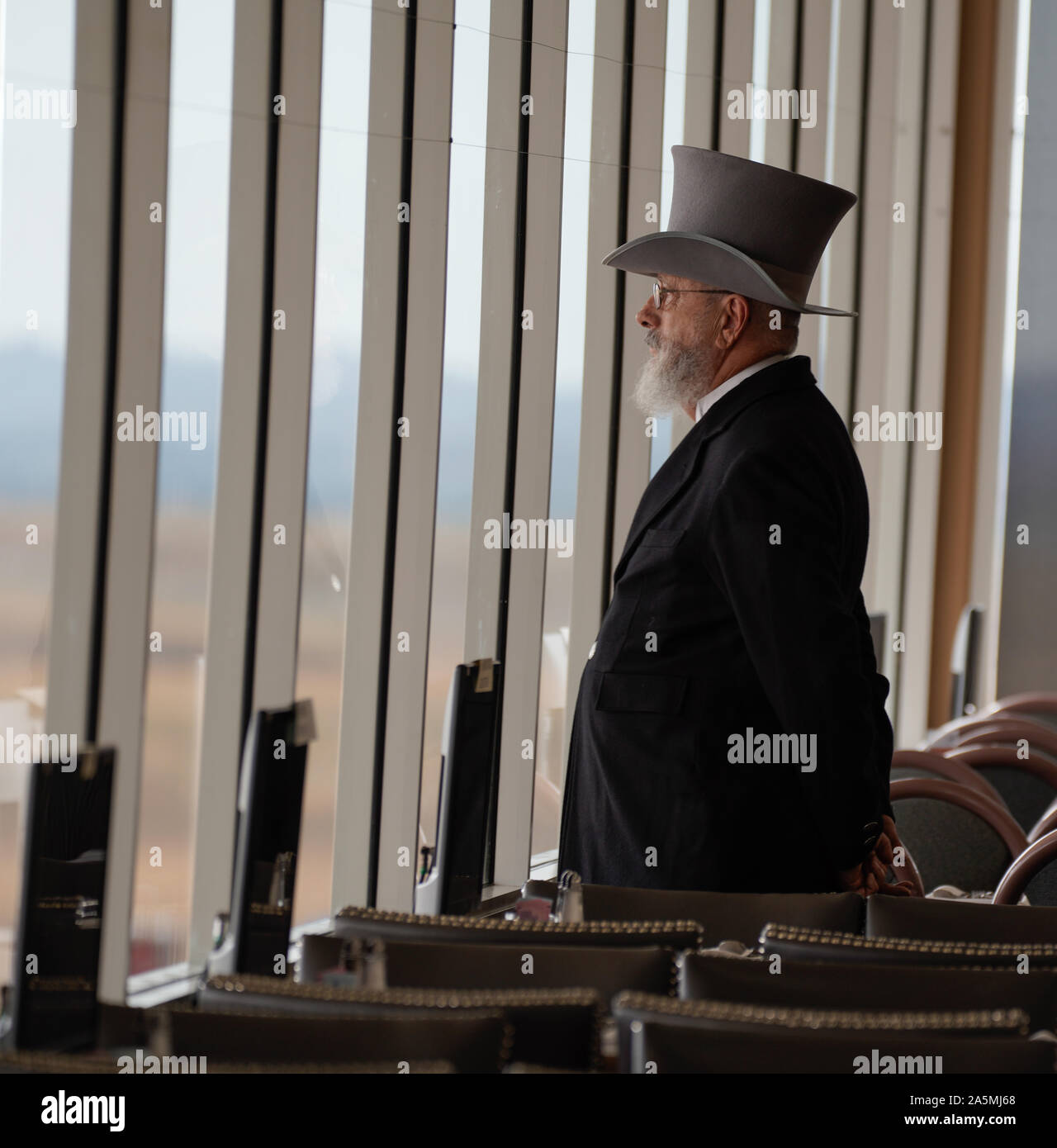 Man in suit and top hat hi-res stock photography and images - Alamy