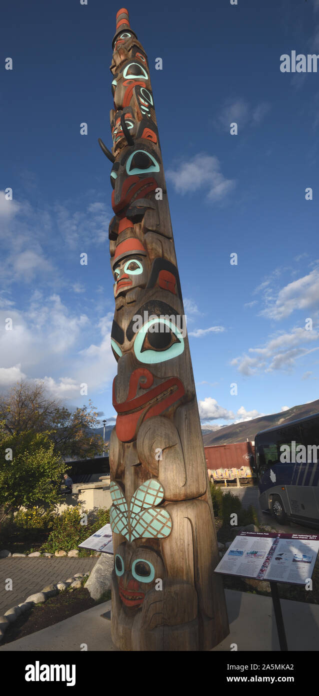 The Two Brothers Totem Pole  tells the story of two mythical brothers who travelled from the island of Haida Gwaii to the Rocky Mountains. Jasper, Alb Stock Photo