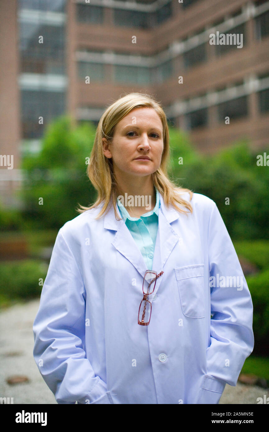 Women in lab coat hi-res stock photography and images - Alamy