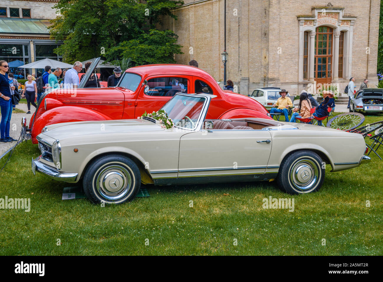 Mercedes benz 280 sl pagode hi-res stock photography and images - Alamy