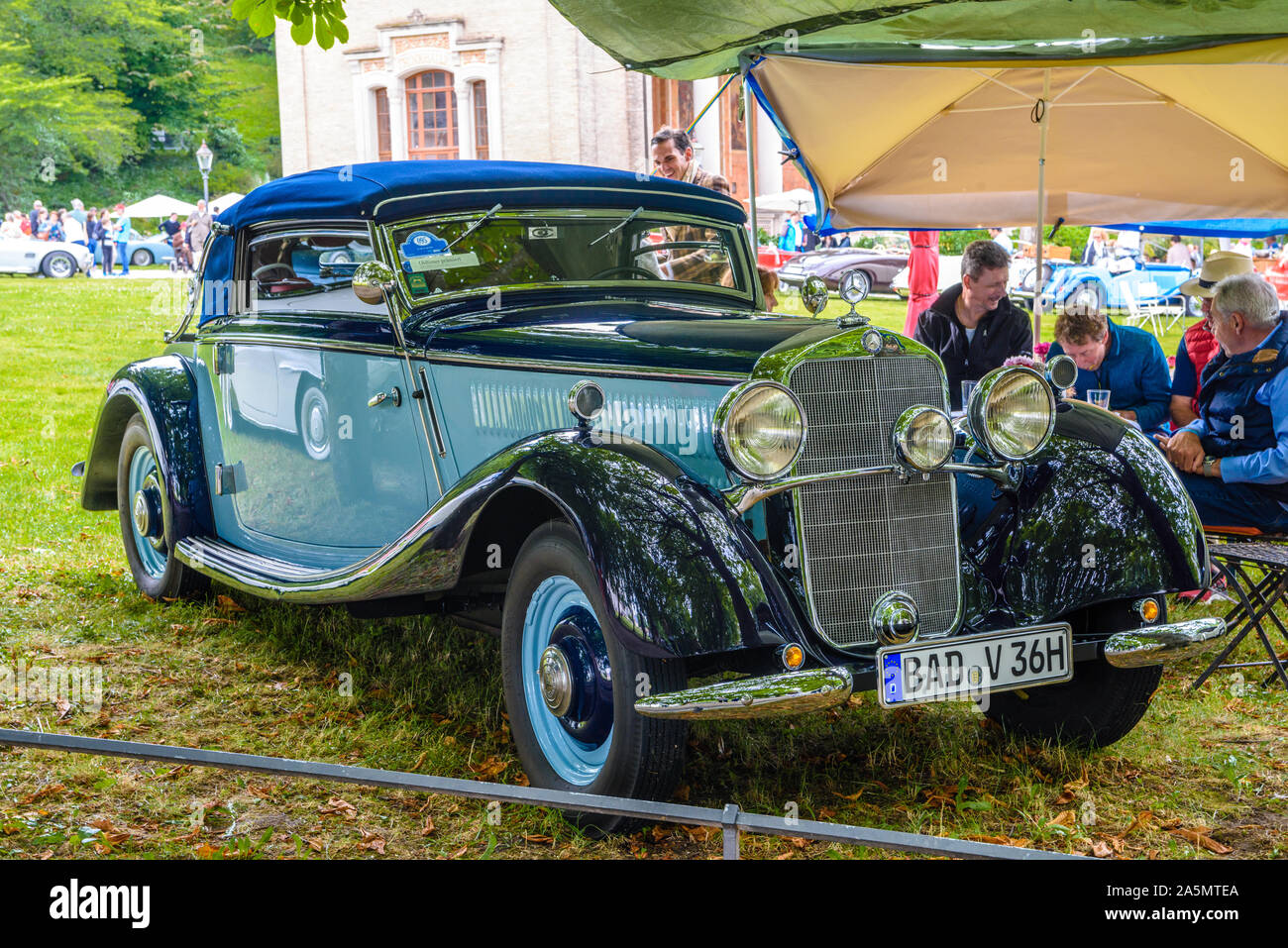 Mercedes-Benz 170 V, Three cheerful ladies dressed in the f…