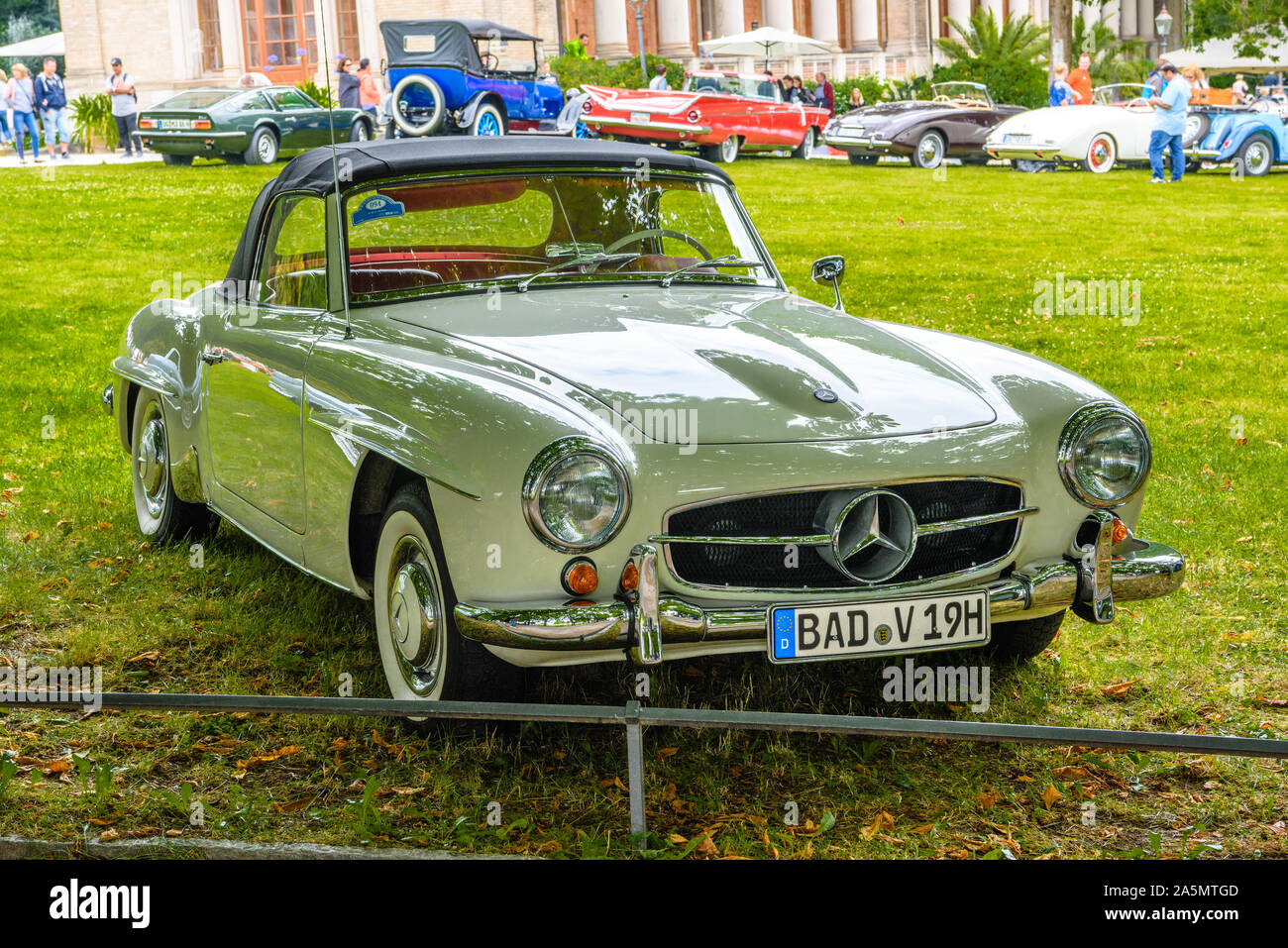 BADEN BADEN, GERMANY - JULY 2019: white beige MERCEDES-BENZ 190 SL roadster  cabrio 1955 1963, oldtimer meeting in Kurpark Stock Photo - Alamy