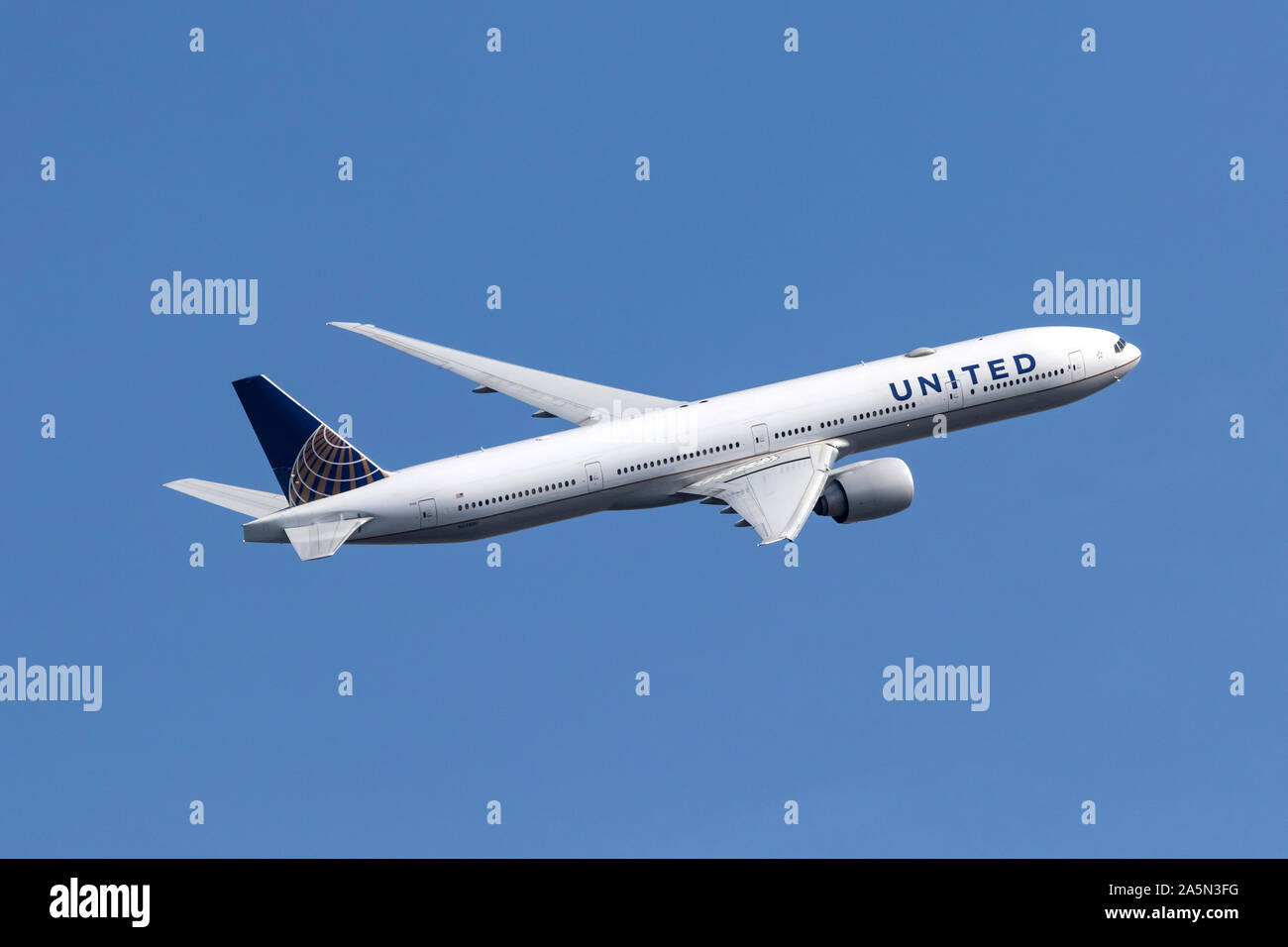 United Airlines Boeing 777-322(ER) N2333U in United Airlines livery in flight along the San Francisco Waterfront during the 2019 San Francisco Fleet W Stock Photo