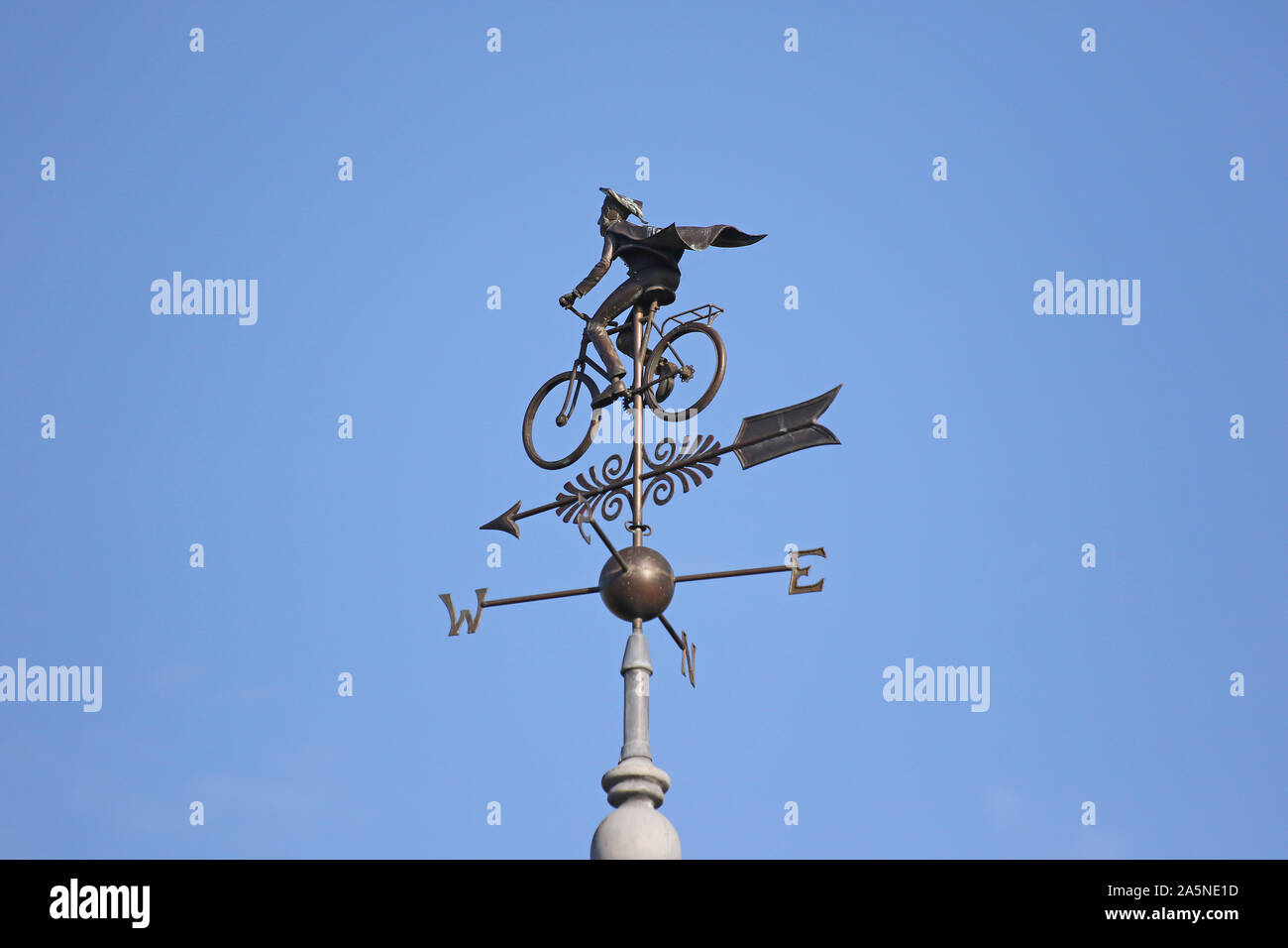 contemporary weather vane part of Harris Manchester college called the Siew-Sngiem clock tower designed by Yiangou Architects 2014 in classical style Stock Photo