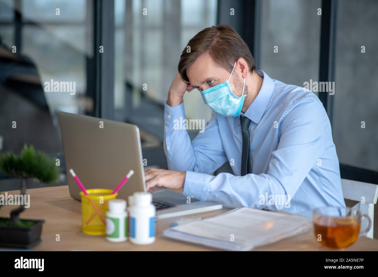 Office worker wearing flu mask hi-res stock photography and images - Alamy