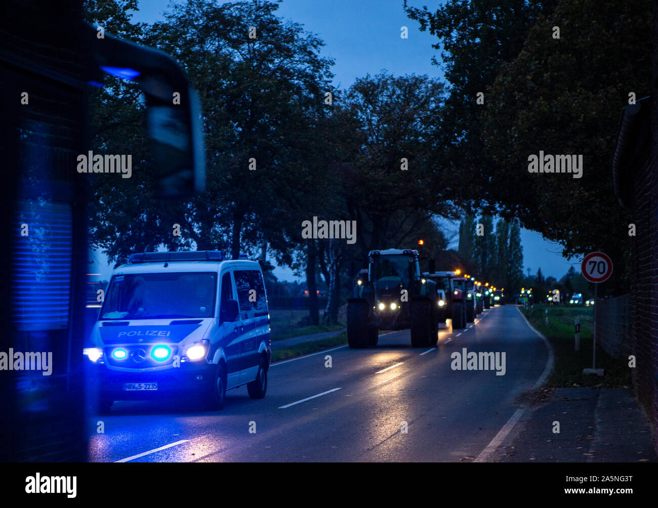 Ein von der Polizei begleiteter Konvoi aus Traktoren auf dem Weg zur Bauerndemo nach Bonn. Stock Photo