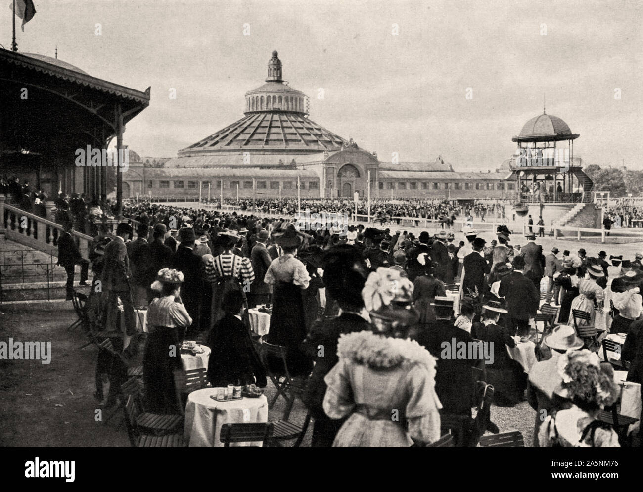 Rotunde mit Trabrennplatz - Vienna 1900 - Vintage photography Stock Photo