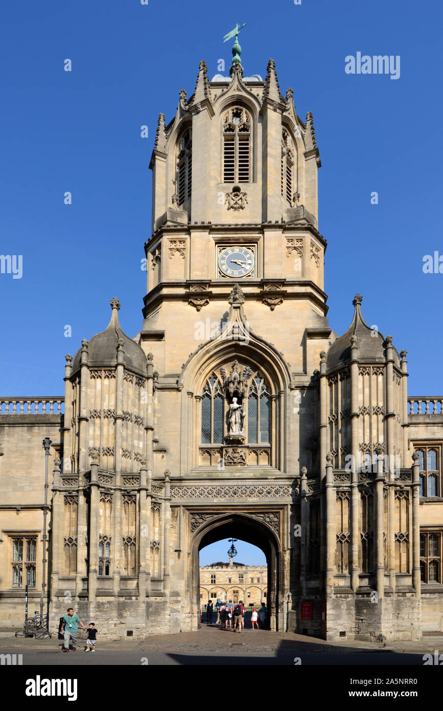 Tom Tower & Tom Gate, designed by Christopher Wren in 1681-82, in Gothic Style, at entrance to Christ Church College, from St Aldates, Oxford England Stock Photo